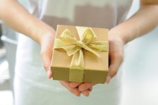 gift-box-2458012_640